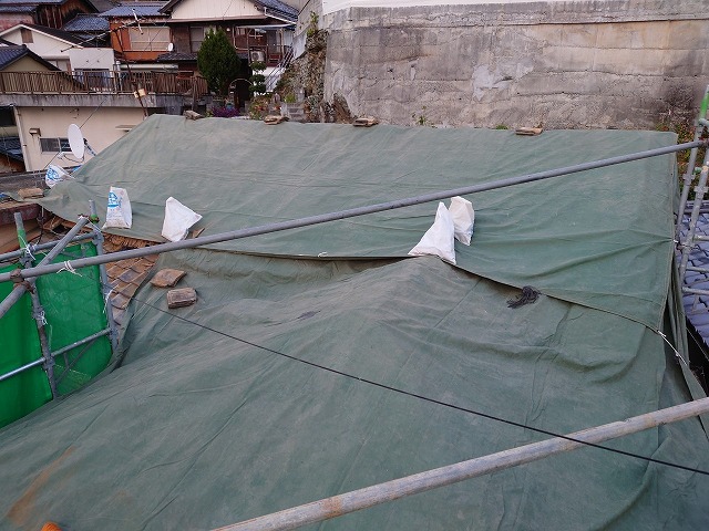 トラックシートで屋根工事の雨養生